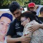 Mãe de jovem morto em lava-jato protesta por prisão de autores