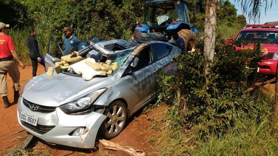 Ao invés de vítimas, bombeiros encontram maconha em carro no rio