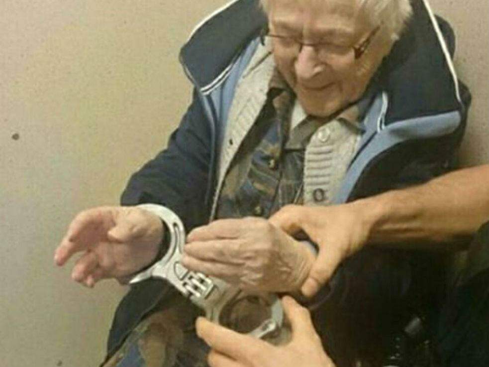 Polícia holandesa ‘prende’ senhora de 99 anos para realizar sonho