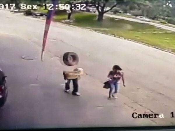 VÍDEO: homem é atingido por pneu na cabeça enquanto andava na calçada