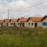 Mil metros separam nova favela de condomínio de casas populares abandonadas