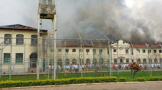 Polícia recaptura 90 detentos que fugiram de penitenciária em Bauru