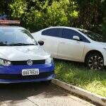 Depois de ‘depenarem’ Honda Civic, ladrões tentam jogar veículo no córrego