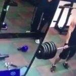 VÍDEO: Homem parte a coluna em duas ao levantar peso na academia