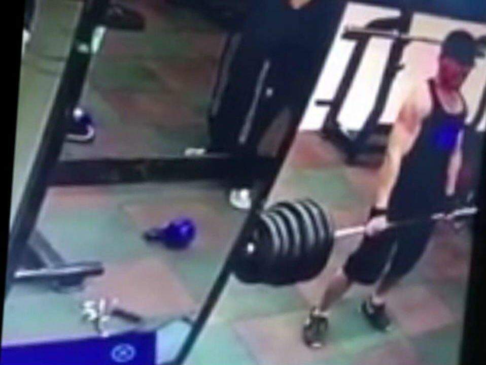 VÍDEO: Homem parte a coluna em duas ao levantar peso na academia