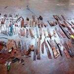 Mais de 100 facas artesanais e porções de drogas são apreendidas em pente-fino