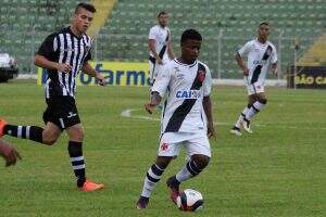 Em noite de sorte, Vasco vence o Londrina e mantém a liderança