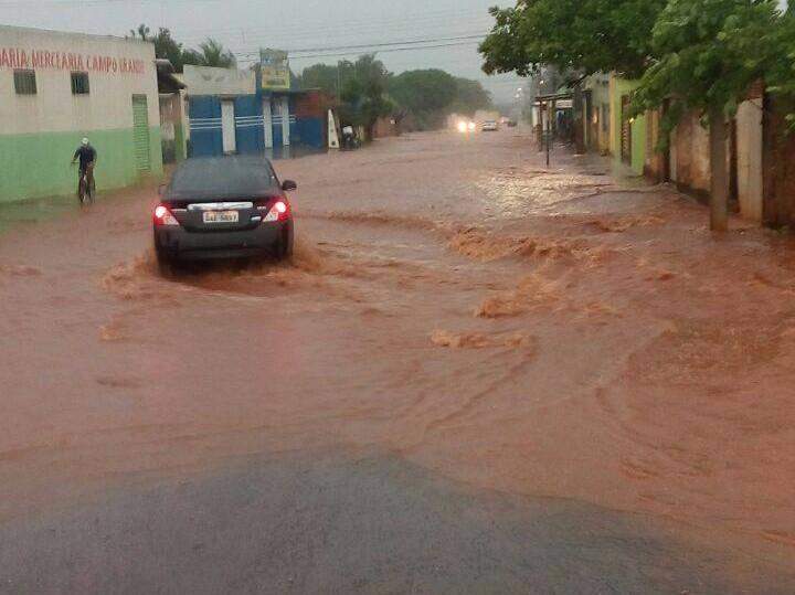 VÍDEO: chuva começa fraca, mas já provoca estragos em Campo Grande