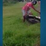 VÍDEO: motociclista é flagrado caindo de bêbado na Lúdio Coelho