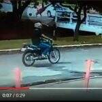 VÍDEO: câmera flagra quando carro atinge moto e mulher cai em córrego