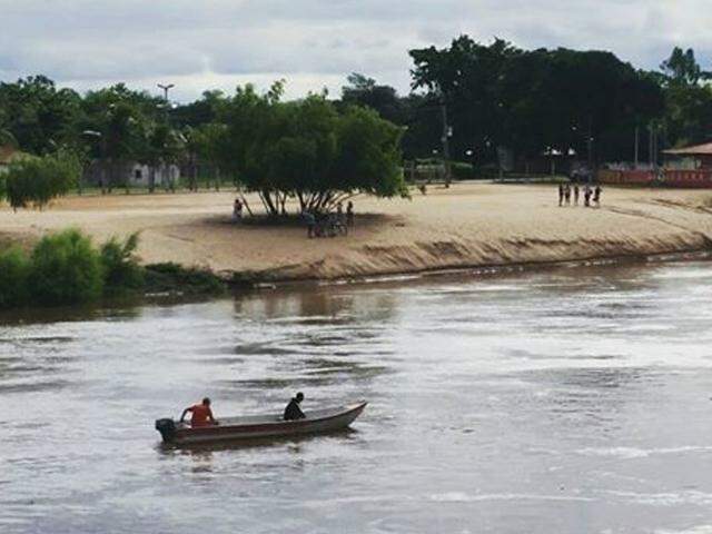 Barco vira e menina de 11 anos desaparece no Rio Aquidauana