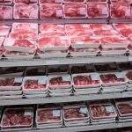 Procon-MS constata venda de carne estragada e interdita açougue de supermercado