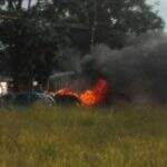 Carro fica destruído por fogo enquanto motorista transitava na Capital