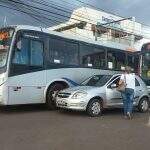 Trânsito fica parado na Júlio de Castilho após ônibus colidir com Celta