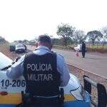 Passageiro de táxi é preso transportando três armas de fogo e droga em mochila