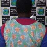 Flagrada ao furtar roupas em loja, mulher agride policial