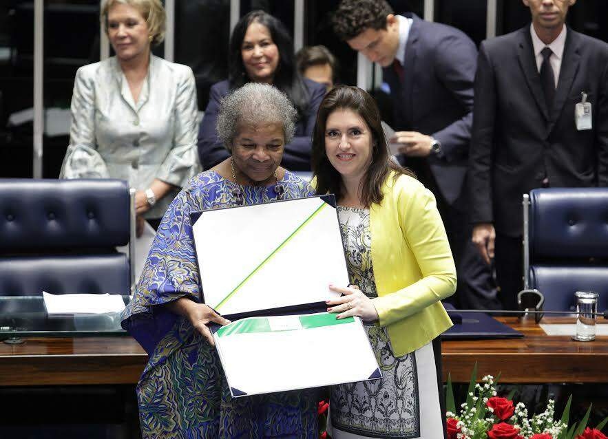 Simone Tebet entrega Diploma Bertha Lutz a representante de MS