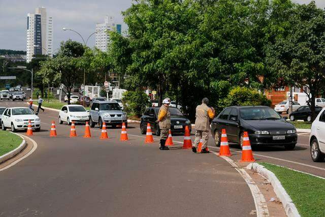 Com semáforos em rotatória da Via Parque, travessia encurta em 7 min, diz prefeito