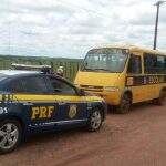 Após denúncia, PRF apreende ônibus escolar superlotado e irregular