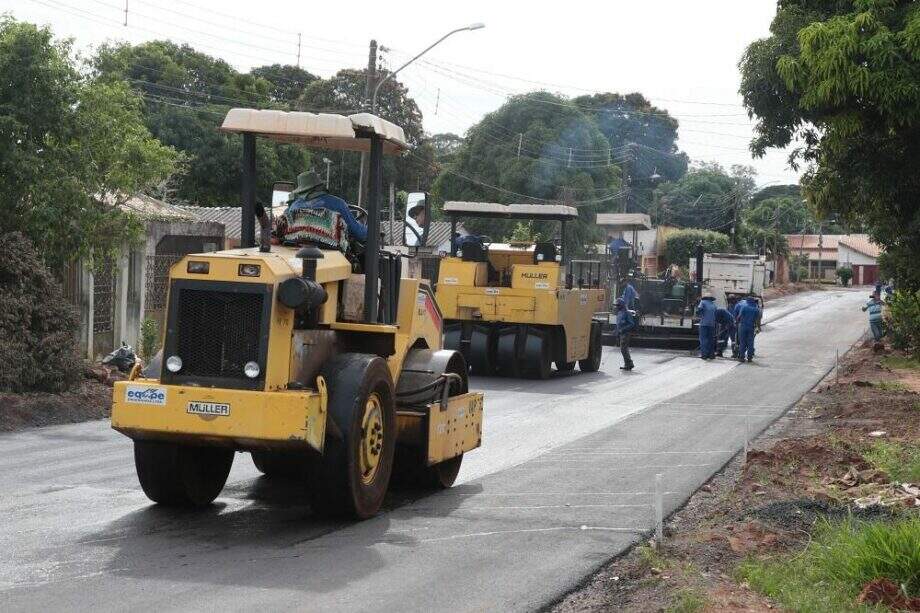br-376 Máquinas colocam asfalto em rua da Capital. (Foto: Divulgação/PMCG)