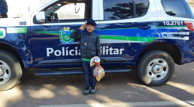 Policiais militares realizam surpresa para criança no dia do seu aniversário