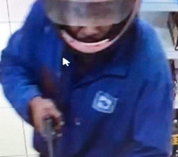 Com capacetes, assaltantes invadem farmácia e levam R$ 2 mil em dinheiro