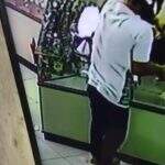 VÍDEO: câmera flagra momento em que assaltante rouba relojoaria