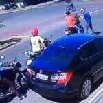 VÍDEO: irmãos roubam malote de posto com R$ 60 mil em semáforo