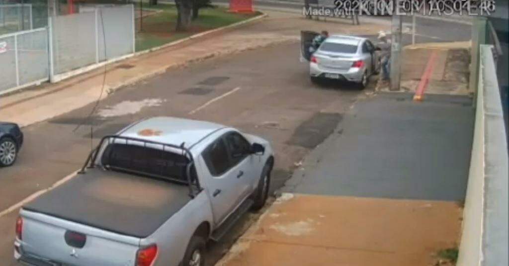 VÍDEO: dupla rouba carro em saída de banco e um é preso após tiros em bairro de Campo Grande