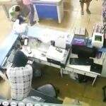 VÍDEO: ladrões invadem mercado, fazem disparo e levam dinheiro e celulares