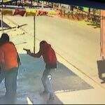 VÍDEO: imagens mostram dupla armada tentando assaltar caminhão em frente a mercado