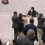 VÍDEO: Deputado Fernando Cury passa mão no seio de deputada durante sessão na Alesp