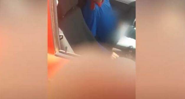 VÍDEO: Motorista de Gol vermelho é filmado mostrando órgão genital para mulher no Lageado