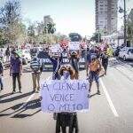 Movimentos sociais, sindicais e indígenas pedem impeachment de Bolsonaro no Centro de Campo Grande