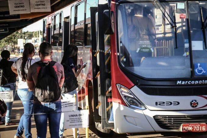 Aumenta para 50% número permitido de passageiros em pé nos ônibus de Campo Grande
