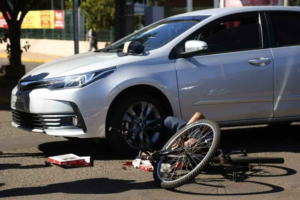 VÍDEO: ciclista é atropelado na Ernesto Geisel e motorista disse que não viu homem