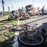 Após ser reanimado, ciclista atropelado por caminhão é socorrido em estado grave em Campo Grande