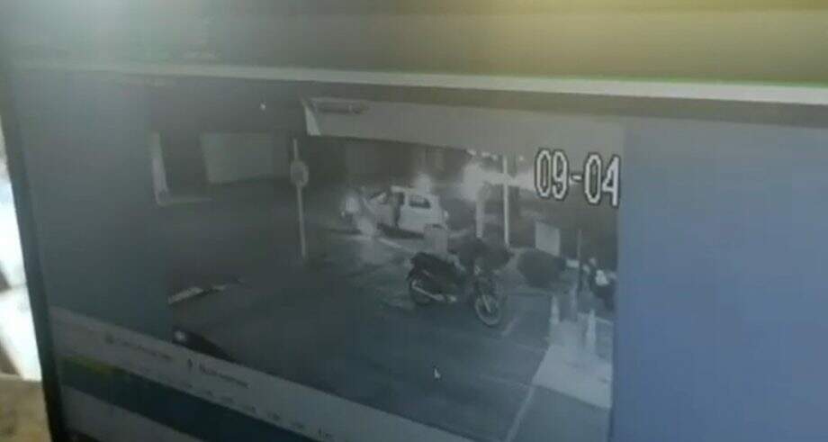 VÍDEO: Motociclista é atropelado, condutor passa por cima de moto e foge do local