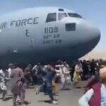 Após mortes e pessoas se ‘pendurando’ em avião, voos militares são retomados no Afeganistão