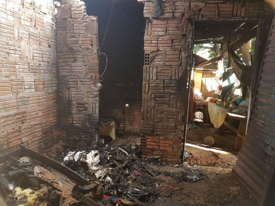 Casa abandonada pega fogo e vizinhos conseguem apagar após crianças verem fumaça no Lageado