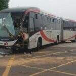 Colisão entre ônibus e caminhão deixa trânsito lento na Mascarenhas