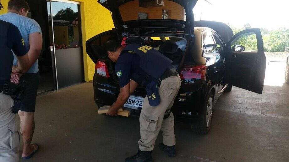 PRF apreende carro roubado e mais de 500 quilos de droga na BR-163