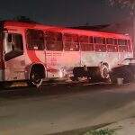Carro bate em ônibus, destrói tanque e combustível vaza todo em rua de Campo Grande