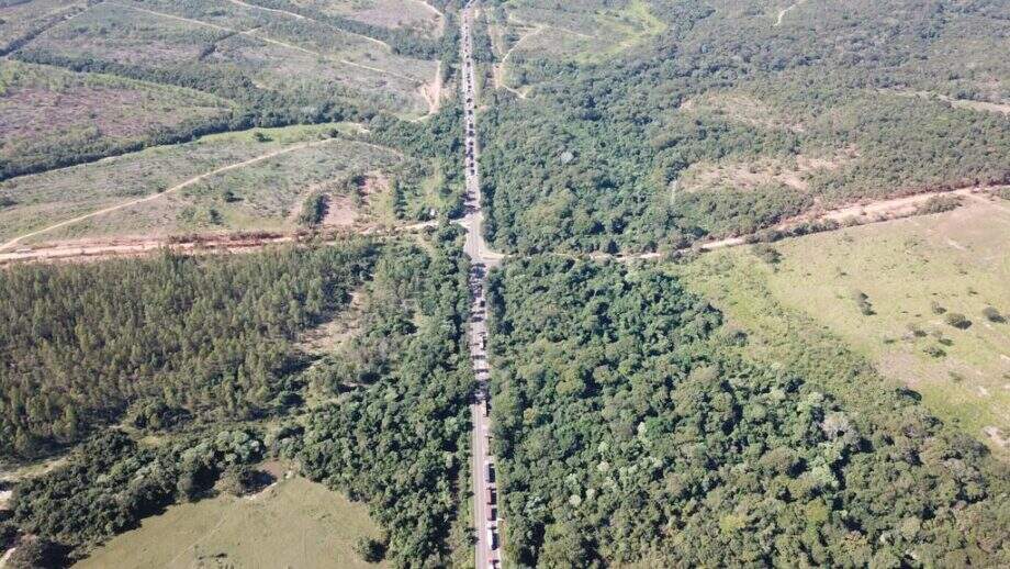 Na imagem aérea é possível ver a fila de veículos que se formou. (Foto: Whatsapp Midiamax)