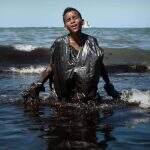 Adolescente fotografado em ‘mar de óleo’ teve repercussão internacional.