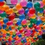 Há uma rua com um “céu” de 3.200 balões coloridos em Paris