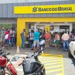 Após dias fechados, clientes enfrentam novamente longa fila em agência da Avenida Júlio de Castilho