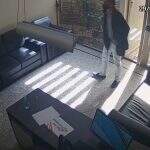 VÍDEO: em 5 minutos, ladrão entra em escritório e furta dinheiro de cofre