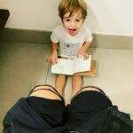 Apresentadora posta foto com filho no banheiro e brinca: ‘Privacidade’