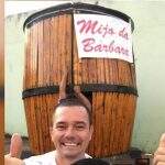 Pai comemora nascimento da filha com barril gigante de chopp na porta de maternidade